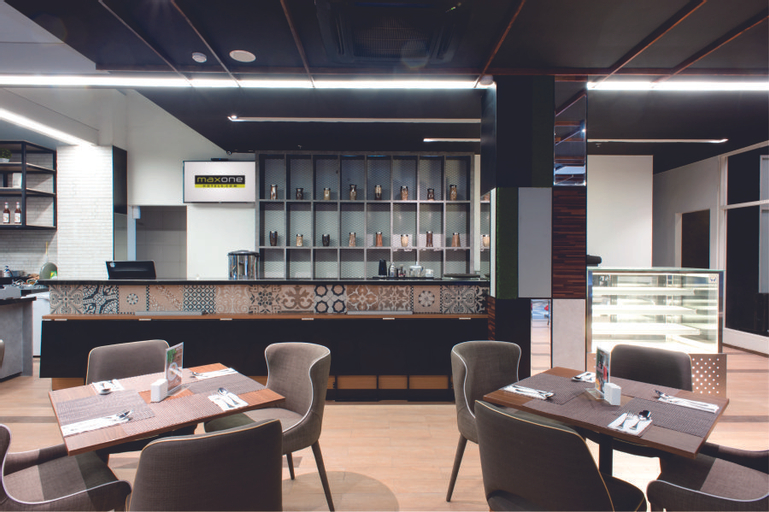 Food & Drinks 5, MaxoneHotels at Dharmahusada Surabaya, Surabaya