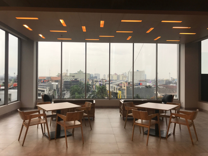 YELLO Hotel Paskal Bandung - Food & Drinks