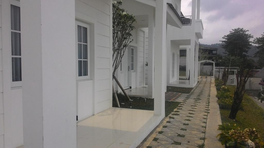 Exterior & Views 5, Amaranta Guest House, Malang