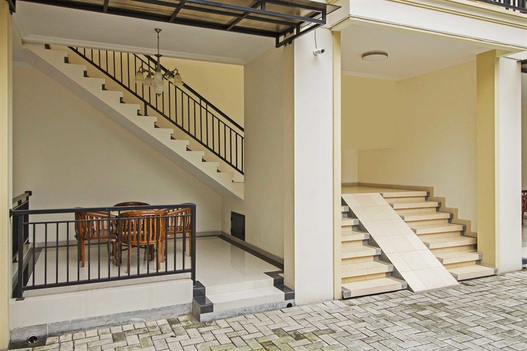 Public Area 4, RedDoorz Syariah near Mercu Buana University, West Jakarta