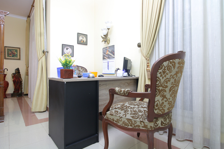 Others 5, RedDoorz Plus near STIE YKPN, Sleman