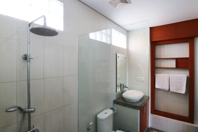 Bathroom 5, Kondra Premiere Guest House Kuta, Badung