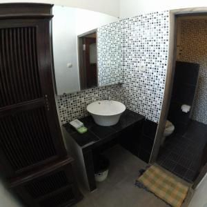 Bathroom 5, Bumi Nusantara Hotel, Pangandaran