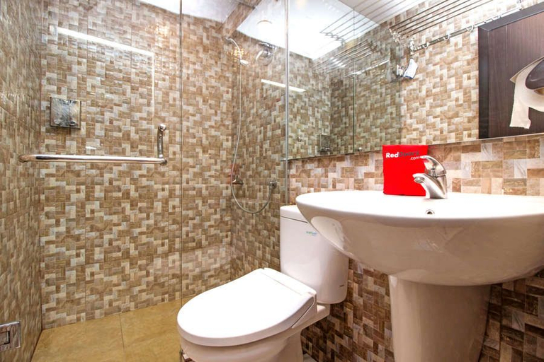 Bathroom 4, RedDoorz near Trans Studio Mall 2, Bandung