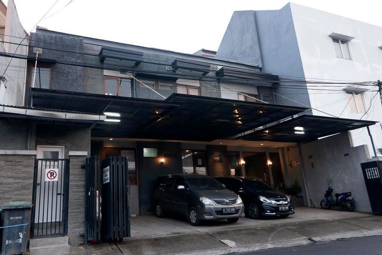 RedDoorz Plus near RS Harapan Kita, West Jakarta