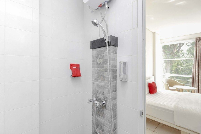 Bathroom 4, RedDoorz near Pancoran, Jakarta Selatan