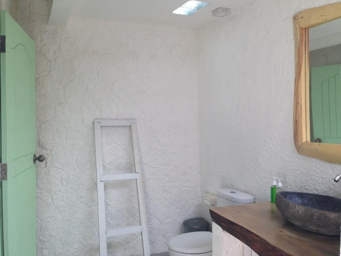 Bathroom 5, Gili Breeze Tropical Bungalows, Lombok