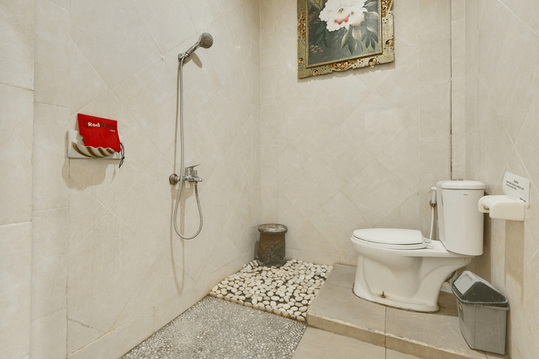Bathroom 5, RedDoorz near Stadion Kompyang Sujana Bali, Denpasar