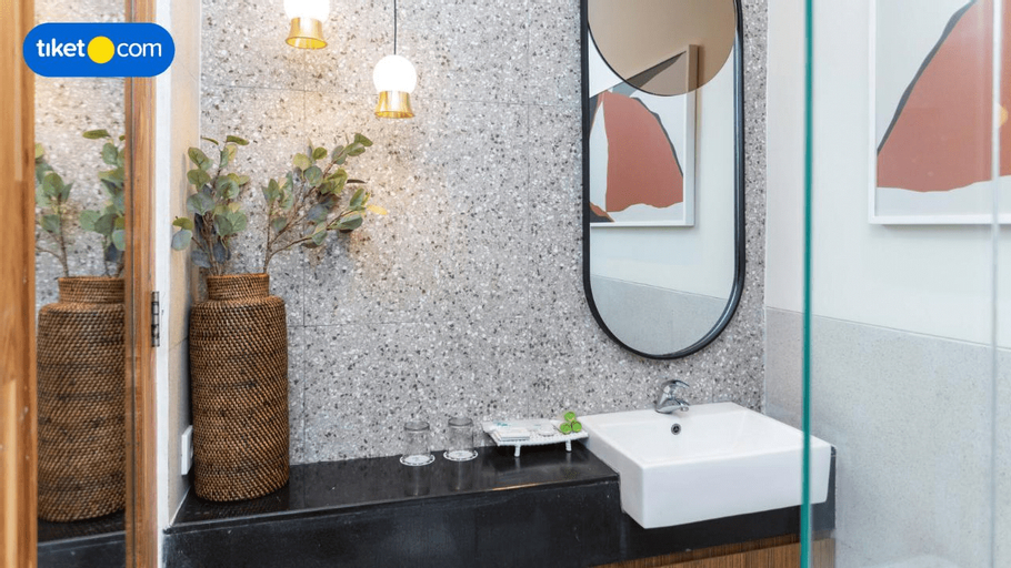Bathroom 13