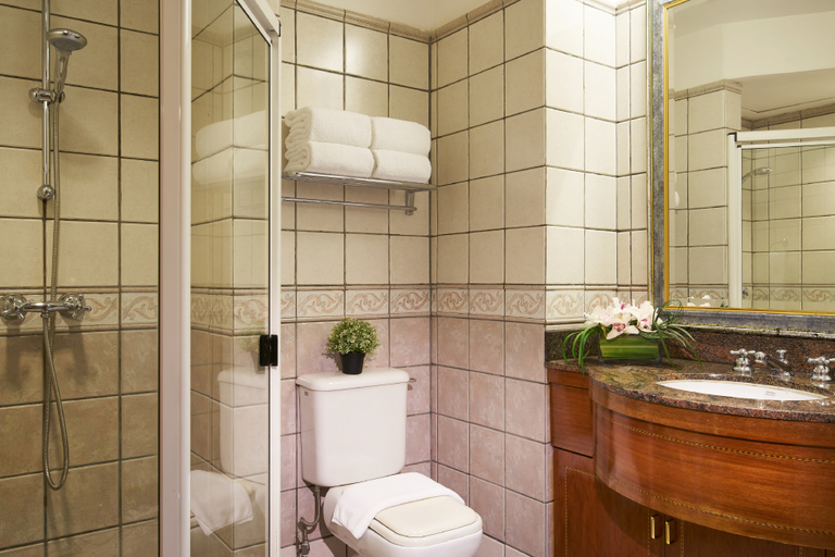 Bathroom 5, Orchard Parksuites, Singapore