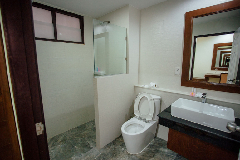 Bathroom 23