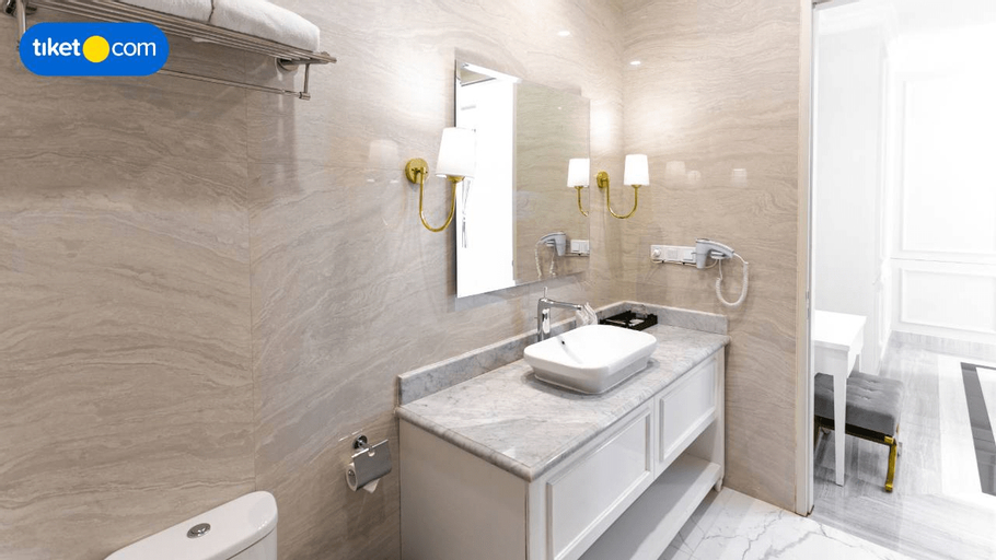 Bathroom 10