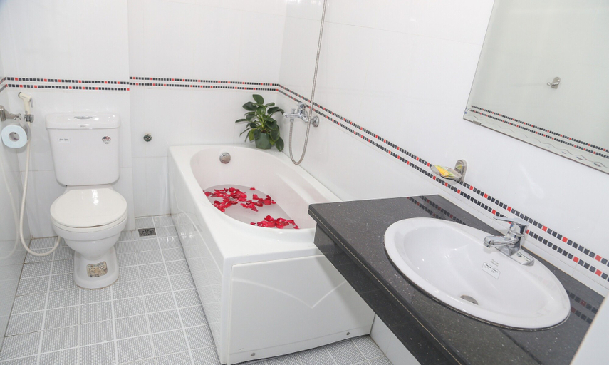Bathroom 5, Hung Vuong Hotel, Hạ Long