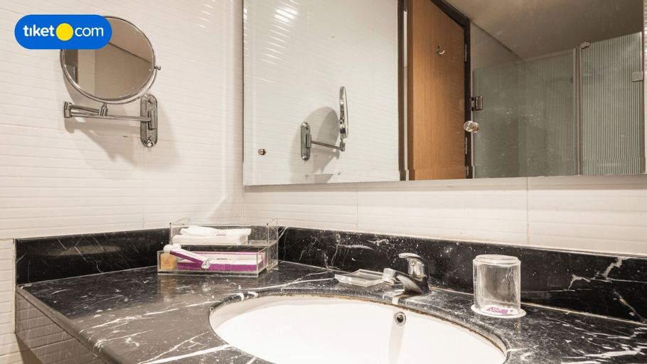 Bathroom 13