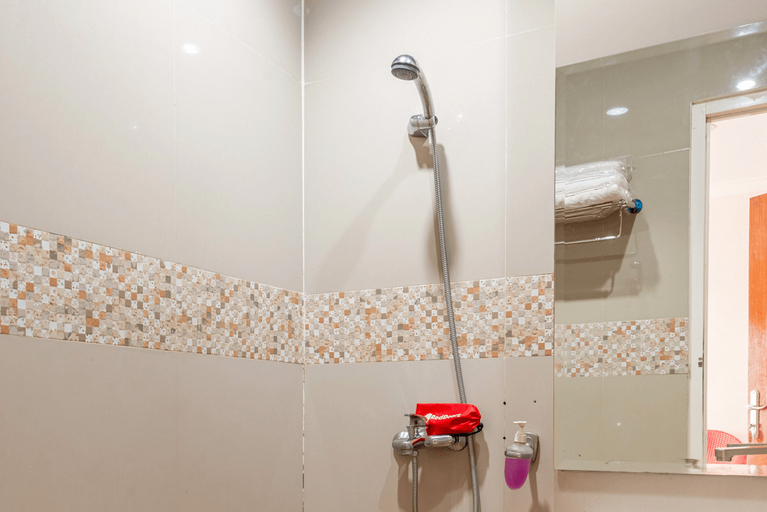 Bathroom 4, RedDoorz Syariah @ Soekarno Hatta Indah 2, Malang