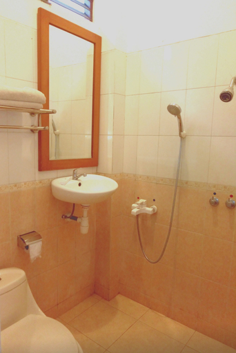 Bathroom 4, Hotel Kencana Rembang, Rembang
