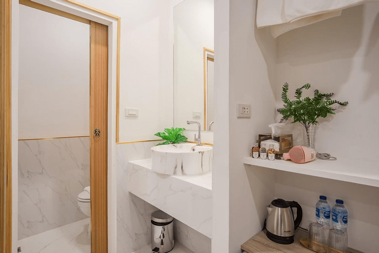 Bathroom 16