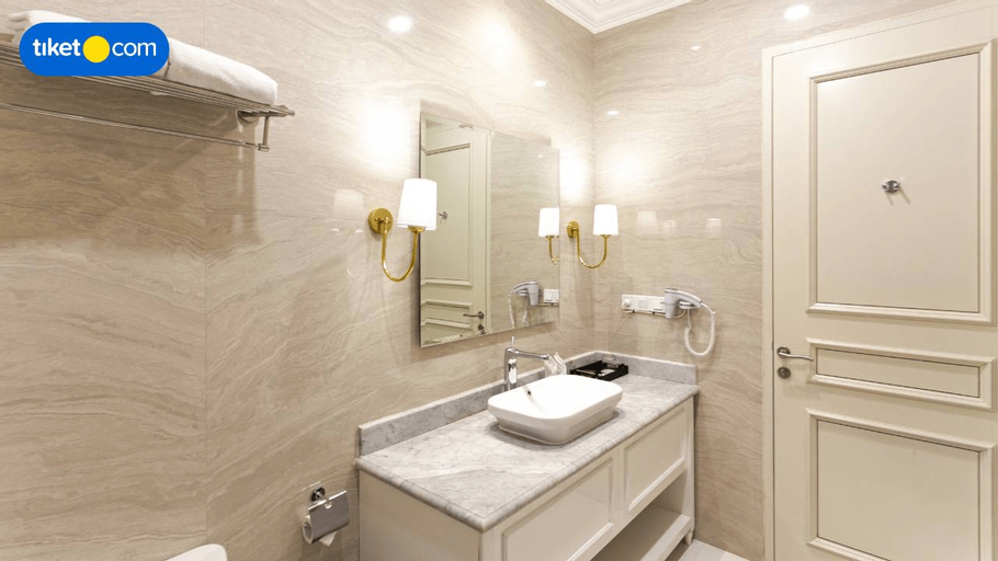 Bathroom 14