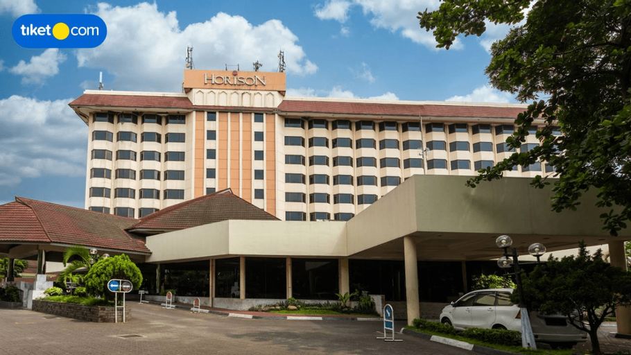 Exterior & Views 18