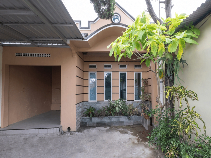 Exterior & Views 2, OYO 2394 Hotel Brosta, Yogyakarta