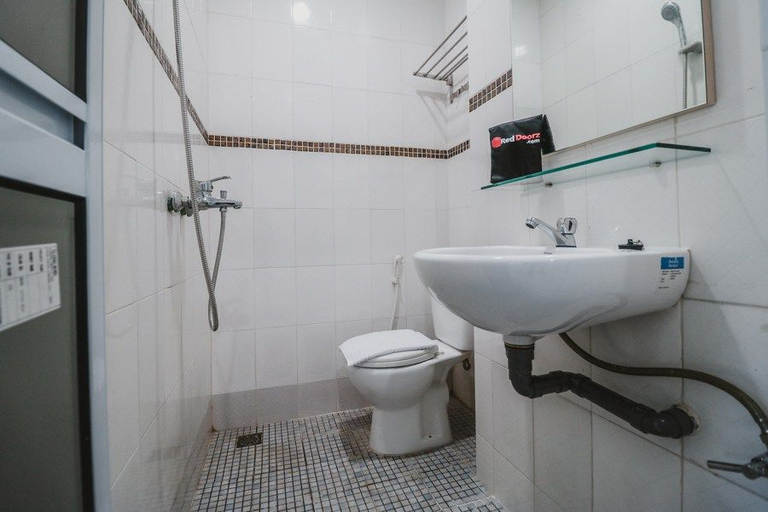 Bathroom 5, RedDoorz @ Baloi Batam, Batam