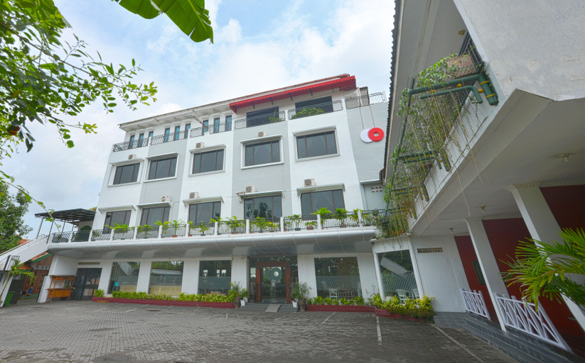 Exterior & Views 2, Capital O 606 Hotel Bhinneka, Yogyakarta