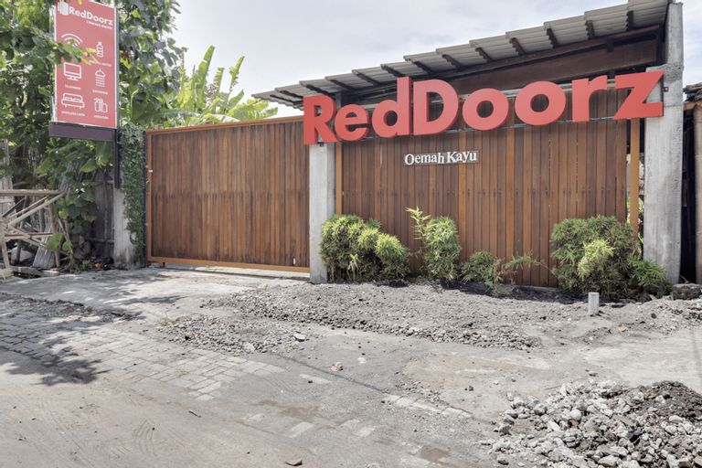 RedDoorz @ Omah Kayu Homestay, Bantul