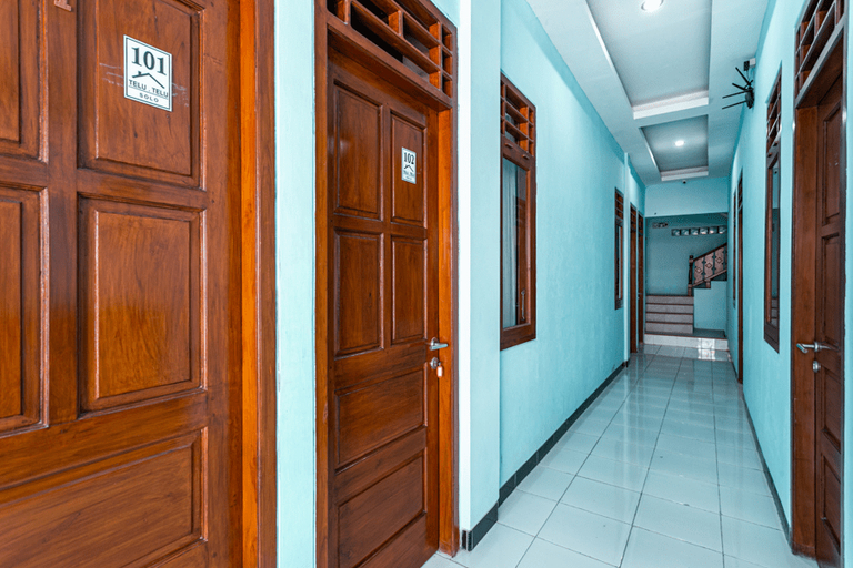 Public Area 3, RedDoorz near Puro Mangkunegaran, Solo
