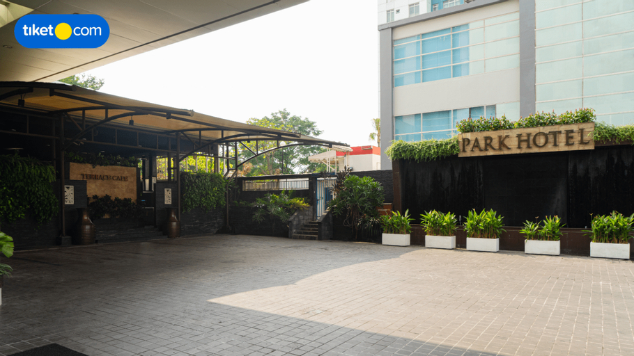 Exterior & Views 30