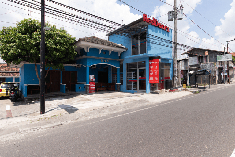 Exterior & Views 2, RedDoorz @ Raya Janti Yogyakarta, Bantul