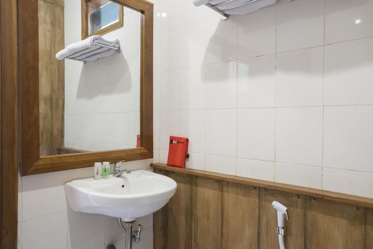 Bathroom 4, RedDoorz near Baluran National Park, Situbondo
