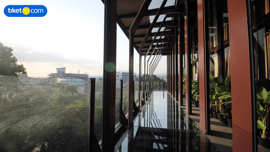 Exterior & Views 24