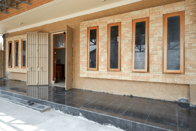 Exterior & Views 3, RedDoorz @ Jalan Pattimura Palu, Palu