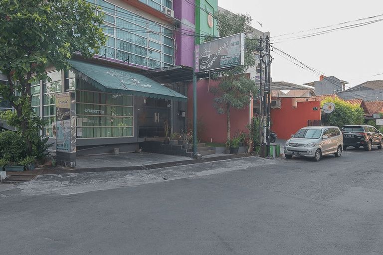 RedDoorz Plus near Undip Pleburan, Semarang