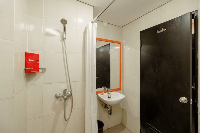 RedDoorz Plus near Sangkareang Park, Lombok