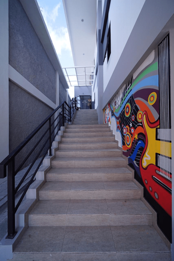 Exterior & Views 28