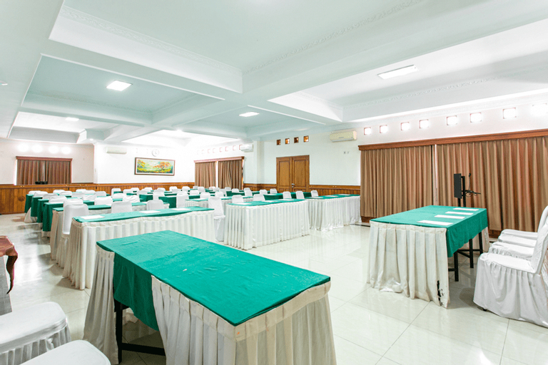 RedDoorz Plus near Alun Alun Karanganyar, Karanganyar