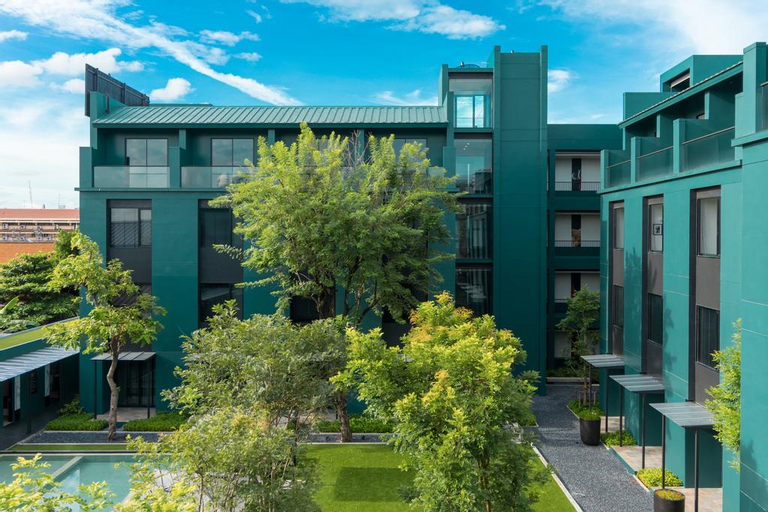 Exterior & Views 12