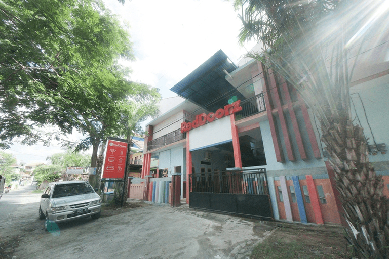 Exterior & Views 2, RedDoorz Syariah near Mall Roxy Banyuwangi 2, Banyuwangi