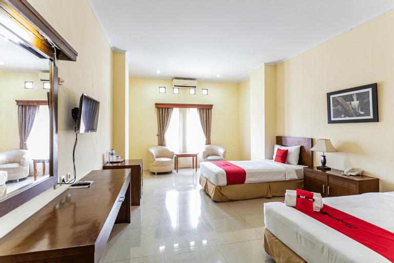 RedDoorz Plus near Alun Alun Karanganyar, Karanganyar