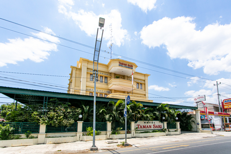 RedDoorz Plus near Alun Alun Karanganyar, Karanganyar