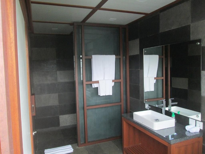 Bathroom 5, Suarapura Resort & Spa, Gianyar