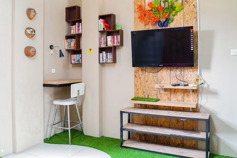 Exterior & Views 2, RedDoorz Hostel near Mall Boxies 123, Bogor