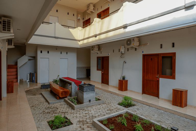 RedDoorz near Alun Alun Kudus 2, Kudus - Cheap Booking at ...