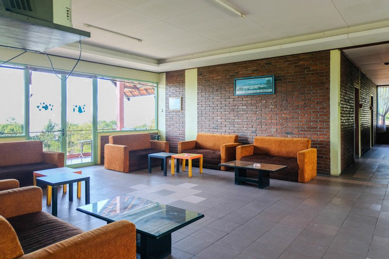 Public Area 2, RedDoorz Syariah near Kopeng Treetop Adventure, Semarang