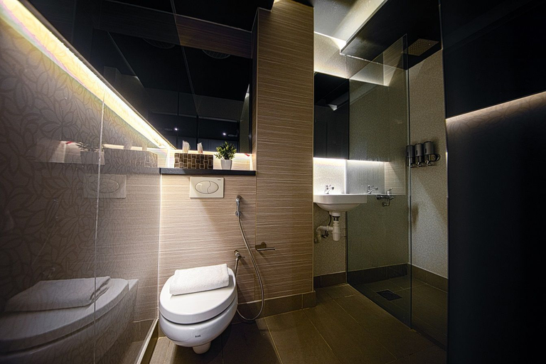 CUBE Family Boutique Capsule Hotel Chinatown - Bathroom