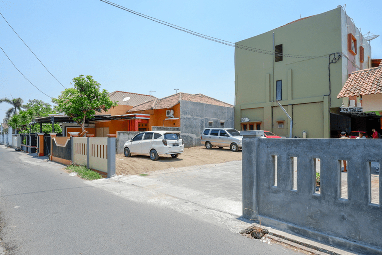 Exterior & Views, RedDoorz Syariah near Alun Alun Pati, Pati