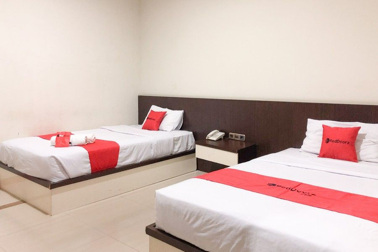 Bedroom 3, RedDoorz near Pantai Pede, West Manggarai