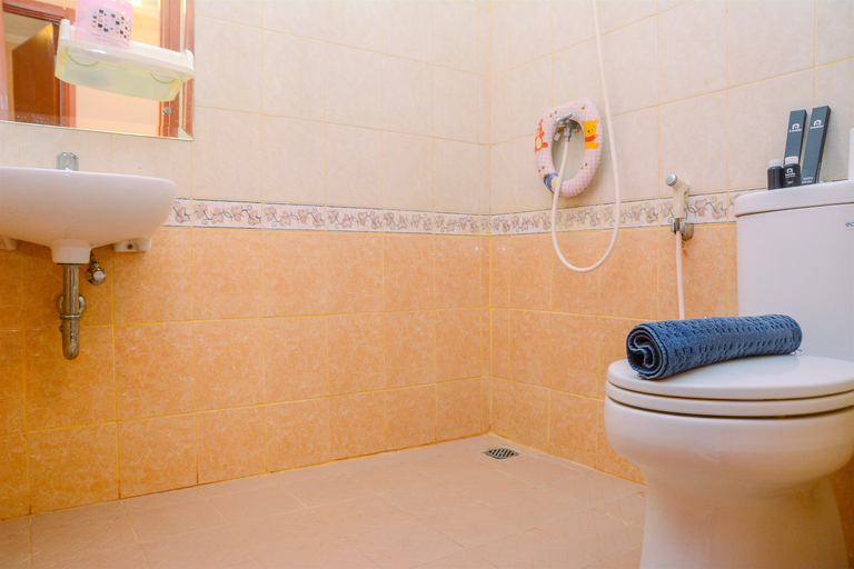 Bathroom 3, Comfy Spacious 3BR at Grand Palace Kemayoran Apartment By Travelio, Jakarta Pusat
