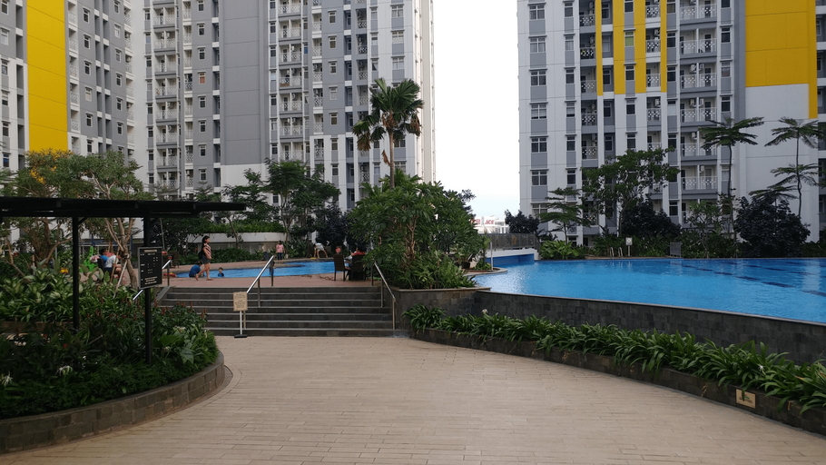 Spacious 2BR Springlake Apartment near Summarecon Mall By Travelio, Bekasi
